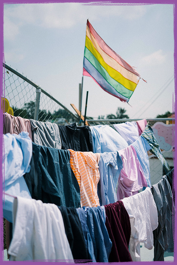 bandera del orgullo LGBTQ+ ondea